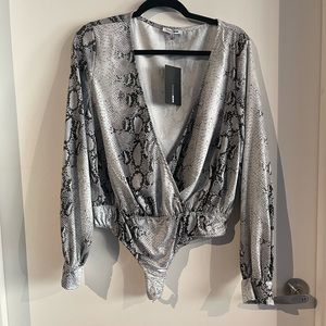 🆕 FN Snake Print Deep V Long Sleeve Bodysuit